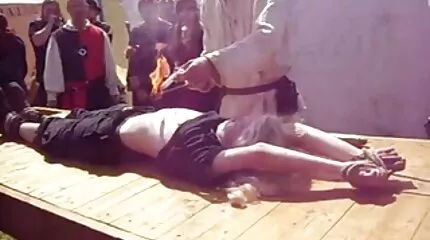 Gymnast zonder slipje voert training korte sexfilmpjes uit